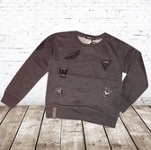 Stoere sweater sticker grijs -s&C-134/140-Trui jongens