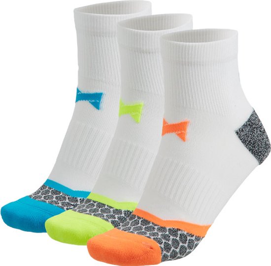 Drie witte sportsokken met neon accenten: blauwe, groene en oranje tenen en hielen. Zwarte honingraadprint.