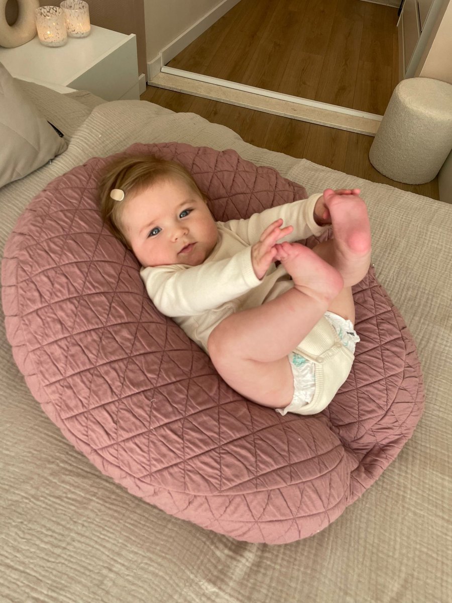 Triangle Blush Relaxhoes, voedingskussenhoes maak van je voedingskussen een relax kussen voor de baby Triangle Blush Relaxhoes, voedingskussenhoes maak van je voedingskussen een relax kussen voor de baby