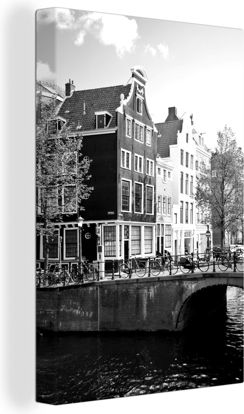 Canvas schilderij 120x180 cm - Wanddecoratie Grachtenpanden in Amsterdam naast een brug - zwart wit - Muurdecoratie woonkamer - Slaapkamer decoratie - Kamer accessoires - Schilderijen