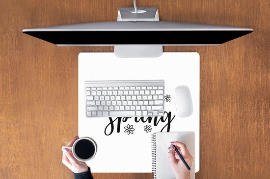 Muismat XXL 60x60 cm - Bureau onderlegger - Bureau mat Lente quote "Hello Spring" op een witte achtergrond - Bureaumat - Gaming mousepad xl - Bureaulegger groot - Computer deskmat