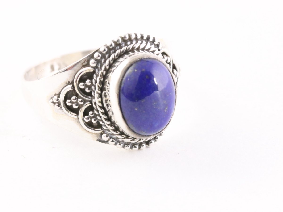 Bewerkte zilveren ring met lapis lazuli - maat 18.5
