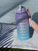 2 liter waterfles - Motivatie fles - Grote waterfles  - Bidon - Twee liter waterfles - Sportfles - Waterkan - Gallon - 2 liter Bottle - Drinkfles - Schenkfles - Sky Blue - Paars/Blauw
