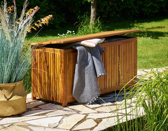 Bruine houten kussenbox met verticale lamellen en open deksel met grijze deken.