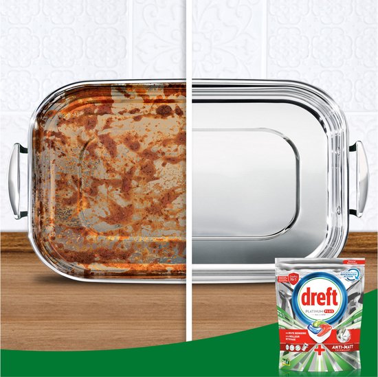 Ovenschaal, links extreem vies en aangebrand, rechts glanzend schoon. Dreft Platinum Plus capsule rechtsonder.