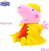 Peppa Pig Pluche Knuffel - Peppa 30 cm Met regenjas.