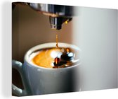 Une tasse de café fraîche est faite par une machine à café en toile 120x80 cm - Tirage photo sur toile (Décoration murale salon / chambre)