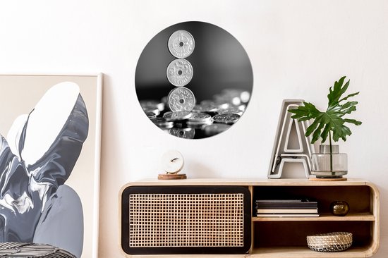Une photo en noir et blanc d'un tas de couronnes norvégiennes Assiette en plastique cercle mural ⌀ 60 cm - impression photo sur cercle mural / cercle vivant (décoration murale)
