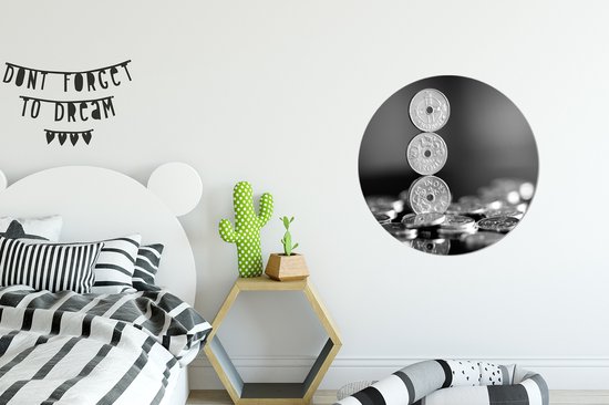 Une photo en noir et blanc d'un tas de couronnes norvégiennes Assiette en plastique cercle mural ⌀ 60 cm - impression photo sur cercle mural / cercle vivant (décoration murale)