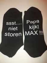 Bedrukte sokkenmet de tekst: Sttt niet storen Papa kijkt MAX