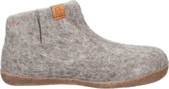 Grijze wollen pantoffel met bruine zool en leren label.