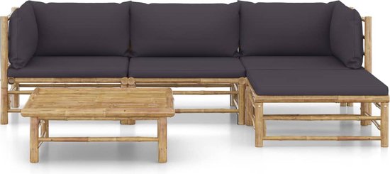 Bamboe loungeset met chaise longue en donkergrijze kussens.