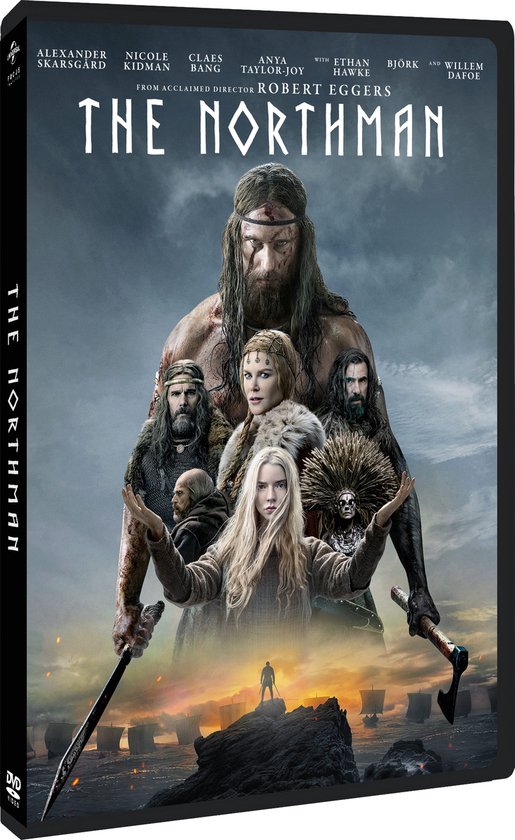 The Northman DVD hoes. Een groep Noorse krijgers op een rotsachtige heuvel met een vloot schepen op de achtergrond.