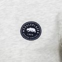 Detail van het ronde logo op een lichtgrijs SoulCal damesvest.