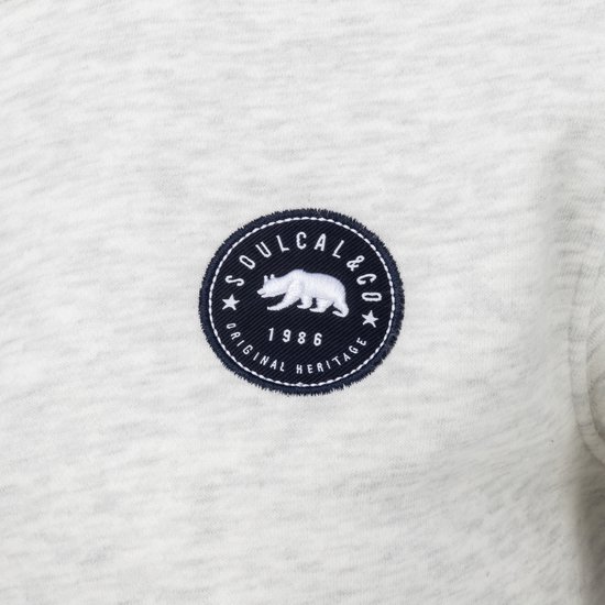 Detail van het ronde logo op een lichtgrijs SoulCal damesvest.