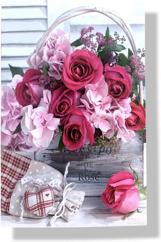 Houten mand gevuld met roze en rode rozen en hortensia's.