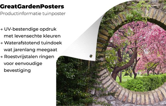Une affiche de jardin montrant des arbres roses en fleurs à travers une ouverture circulaire en pierre, avec des informations sur le produit.