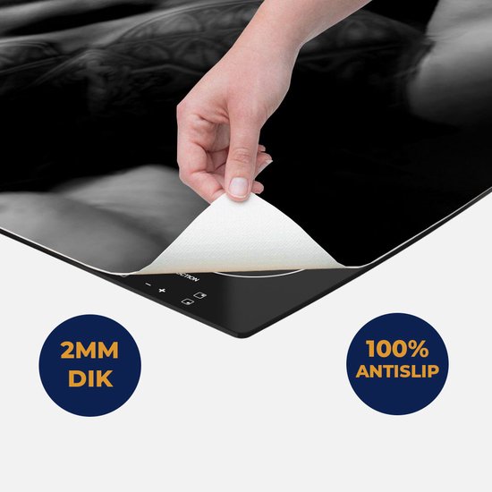 Chefcare Inductie Beschermer Naakte Man met een Sixpack en Tattoos - Erotiek - Zwart Wit - 60x50 cm - Afdekplaat Inductie - Kookplaat Beschermer - Inductie Mat