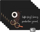 Placemat - Placemats kunststof - Spreuken - Koffie - Coffee first, being productive second - 45x30 cm - 6 stuks - Hittebestendig - Anti-Slip - Onderlegger - Afneembaar