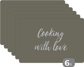 Placemat - Placemats kunststof - Quotes - Cooking with love - Spreuken - Liefde - Koken - 45x30 cm - 6 stuks - Hittebestendig - Anti-Slip - Onderlegger - Afneembaar