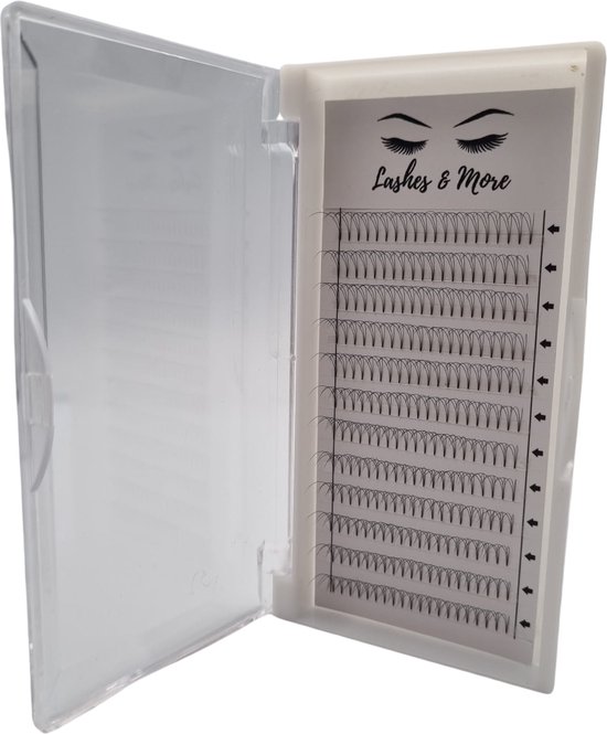 Open transparant doosje met daarin een bakje nepwimpers en het logo 'Lashes & More'.