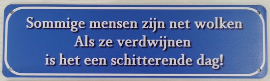 Plaque bleue avec texte blanc : 'Certaines personnes sont comme des nuages Quand ils disparaissent, c'est une journée magnifique !'