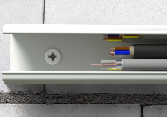 Kabelgoot met diverse kabels, bevestigd aan muur met schroef.