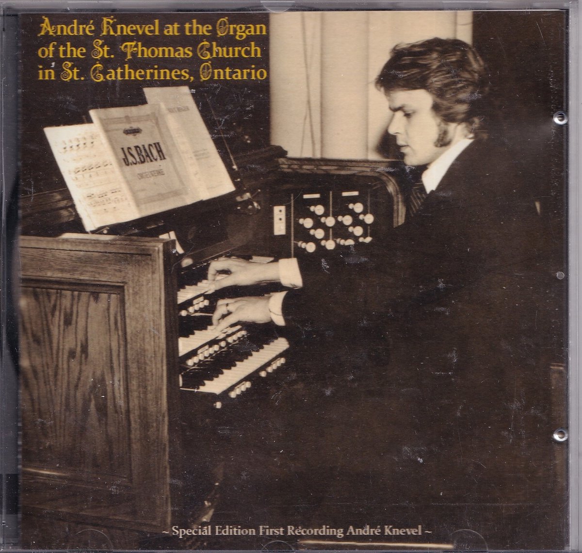 André Knevel bespeelt het orgel van de St. Thomas Church te St. Catherines, Ontario, Canada