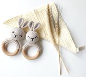 Gehaakte rammelaar/ bijtring konijn - speelgoed baby - kraamcadeau
