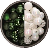 Bellatio Decorations Kerstballen mix - 74-delig - parelmoer wit en donkergroen - 6 cm - kunststof