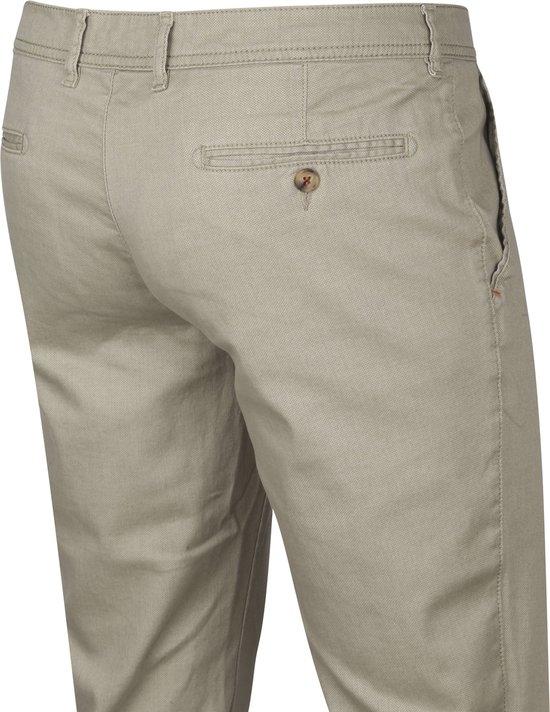 Achterzijde van een kaki chino met twee paspelzakken en een bruine knoop.