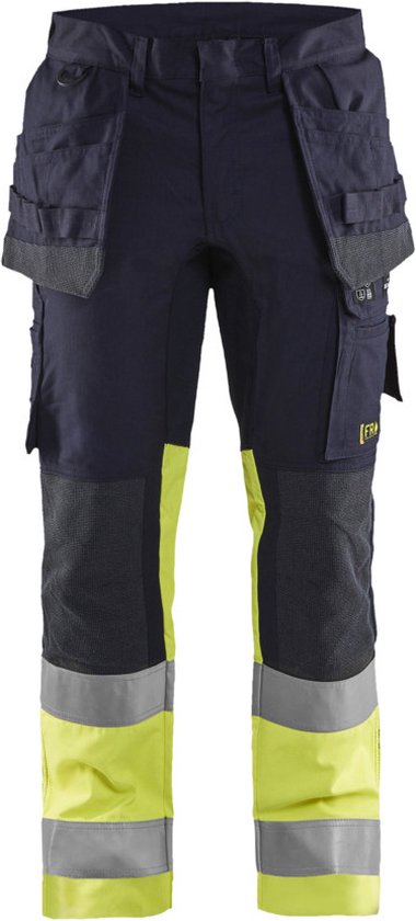 Donkerblauwe werkbroek met grijze mesh panelen, gele accenten en reflecterende banden. Gevuld met zakken.