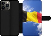 Bookcase Geschikt voor iPhone 13 Pro telefoonhoesje - De vlag van België wappert in de lucht - Met vakjes - Wallet case met magneetsluiting