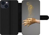Bookcase Geschikt voor iPhone 13 telefoonhoesje - Vrouw met goud geverfde handen en een wolk van glitters - Met vakjes - Wallet case met magneetsluiting