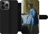 Bookcase Geschikt voor iPhone 13 Pro Max telefoonhoesje - Brieflezende vrouw in het blauw - Schilderij van Johannes Vermeer - Met vakjes - Wallet case met magneetsluiting