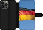 Bookcase Geschikt voor iPhone 13 Pro Max telefoonhoesje - Foto van de Duitse vlag - Met vakjes - Wallet case met magneetsluiting