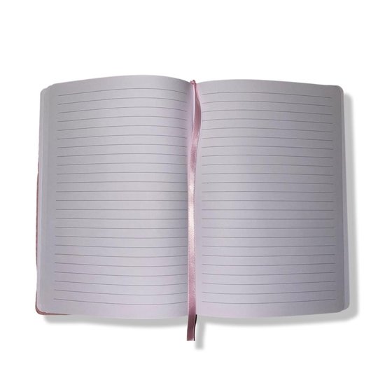 Open roze notitieboek met gelinieerde pagina's en een roze lintbladwijzer.