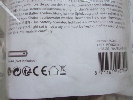 Tekst op verpakking: 'This battery-operated light set is suitable for indoor use only. The battery-operated light set is not a toy and must be kept out of the reach of children. Store this information carefully.'