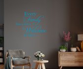 Stickerheld - Muursticker "Every family has a story... Welcome to ours..." Quote - Woonkamer - inspirerend - Engelse Teksten - Mat Middenblauw - 55x69.1cm