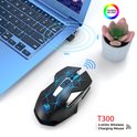 Zwarte draadloze gaming muis met blauwe gloeiende lijnen naast een laptop toetsenbord, 10m bereik.