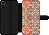Bookcase Geschikt voor iPhone XS telefoonhoesje - Patroon - Hippie - Oranje - Met vakjes - Wallet case met magneetsluiting