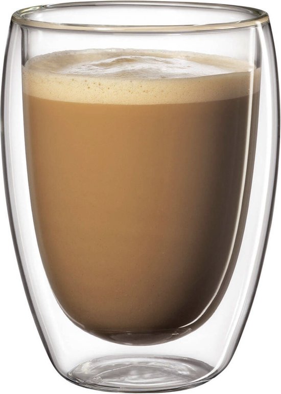 Een dubbelwandig glas gevuld met koffie met melkschuim.