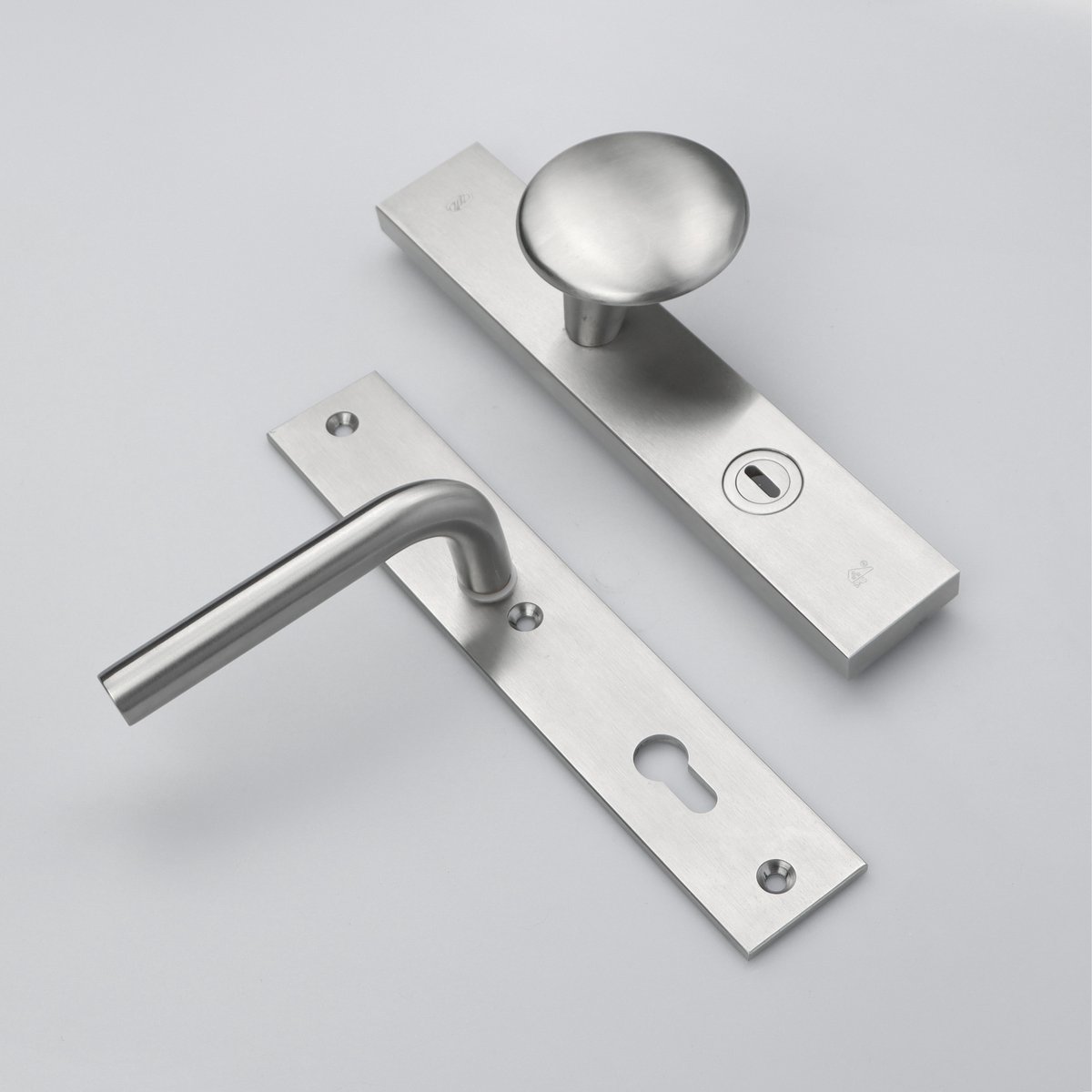 MASSIEF RVS Tzunali Deurbeslag. Model TAMEGA SKG*** BREED T=15/5 VKTB (kerntrek) PC92 BUITEN KNOP GUARDA; BINNEN KRUK PORTO