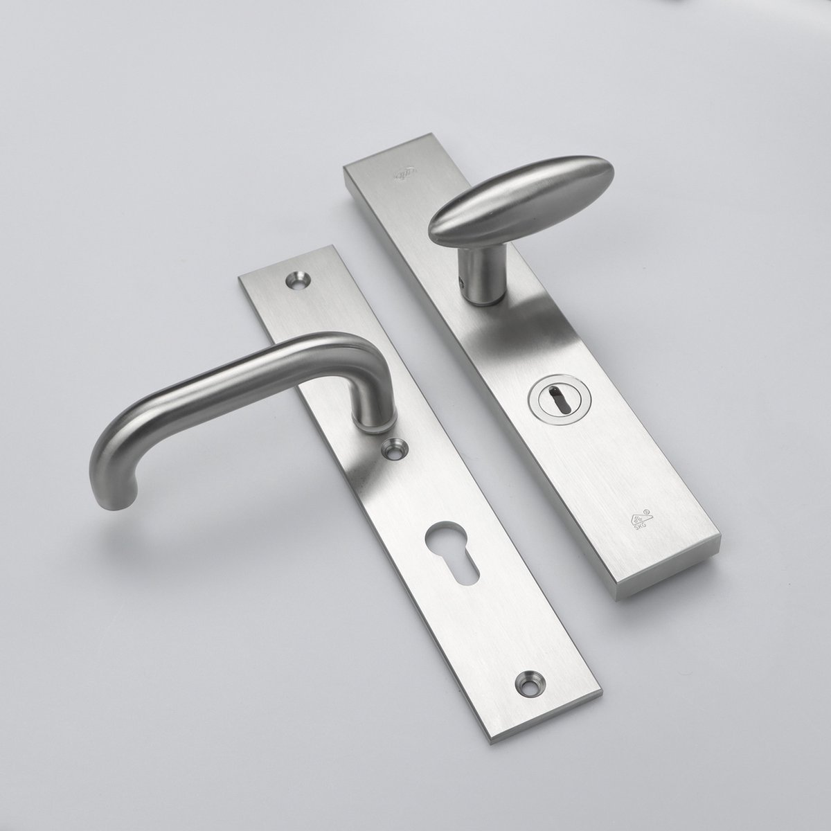 MASSIEF RVS Tzunali Deurbeslag. Model TAMEGA SKG*** BREED T=15/5 VKTB (kerntrek) PC72 BUITEN KNOP OVIDIO; BINNEN KRUK VIGO