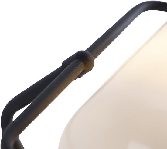 Fixation de la tige en métal foncé à l'abat-jour en verre d'une lampe de banquier.