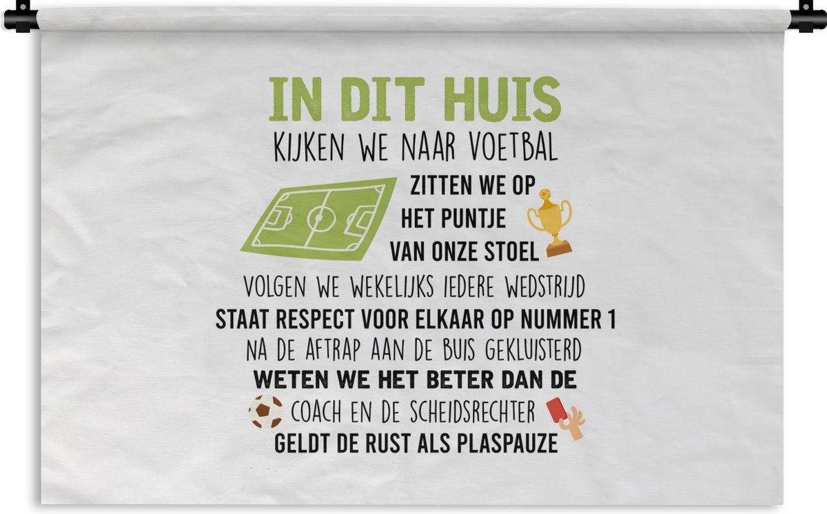 Wandkleed - Wanddoek - In dit huis kijken we naar voetbal - Quotes - Spreuken - Voetbal - 90x60 cm - Wandtapijt