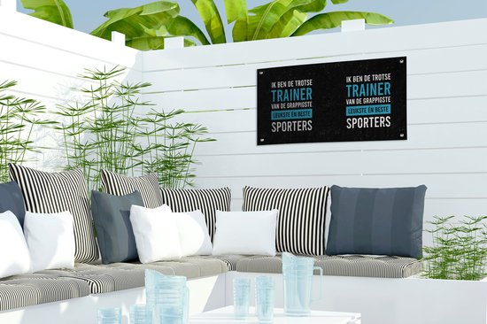 Tuinposter 60x30 cm - Tuindecoratie Spreuken - Trots - Trainer - Poster voor in de tuin - Buiten decoratie - Schutting tuinschilderij - Tuindoek muurdecoratie - Wanddecoratie balkondoek