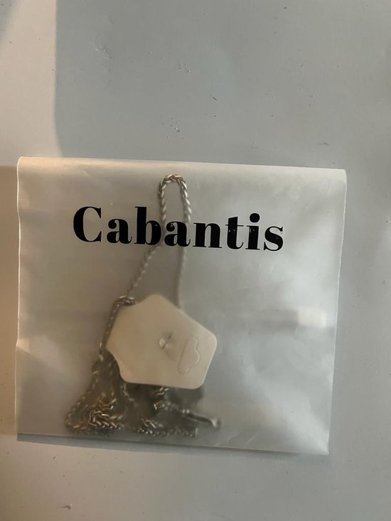 Cabantis logo op een doorschijnende verpakking met een zilverkleurige ketting erin.