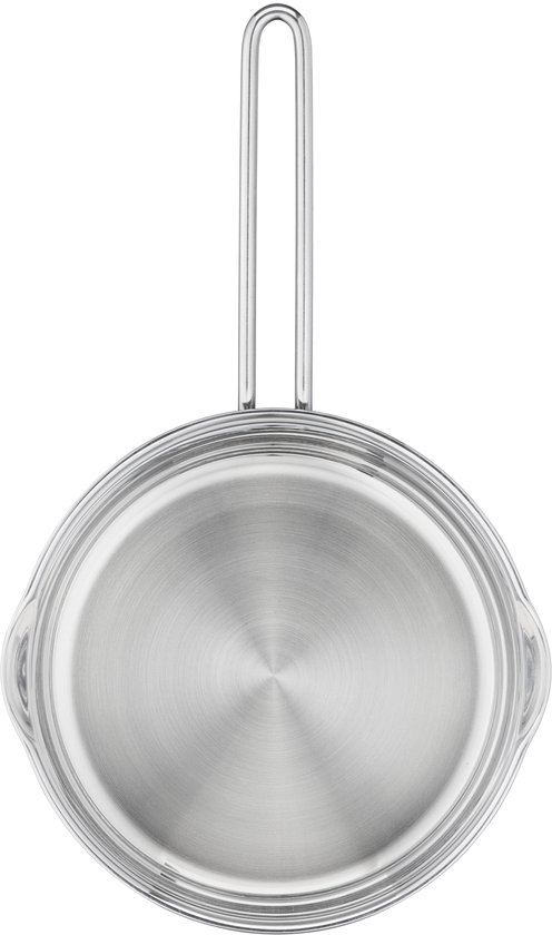 Onderkant van een ronde, RVS steelpan met een glazen deksel en een lange handgreep.