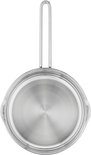 Onderkant van een ronde, RVS steelpan met een glazen deksel en een lange handgreep.